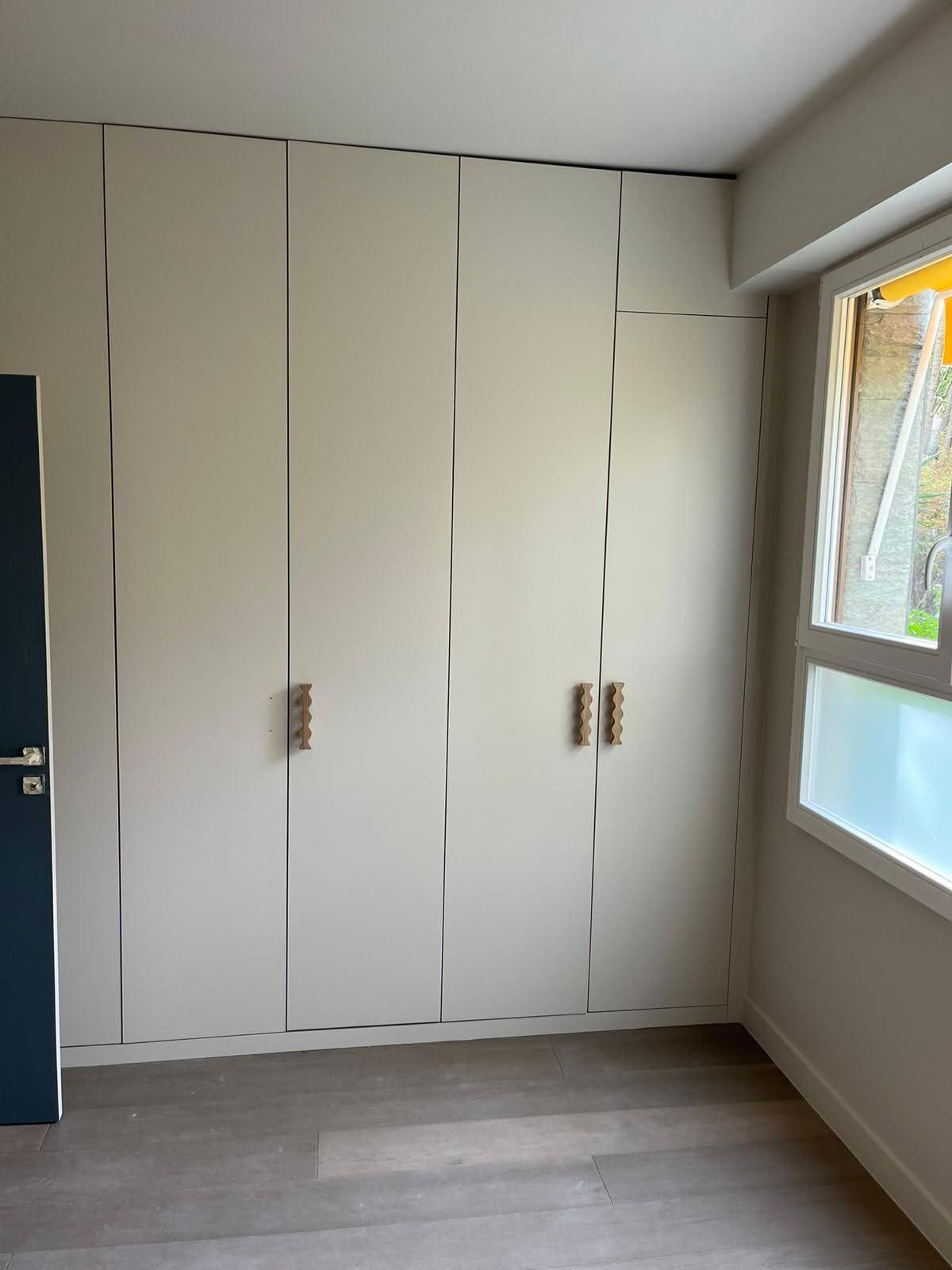 Dressing sur mesure toute hauteur avec poignées en bois sculpté